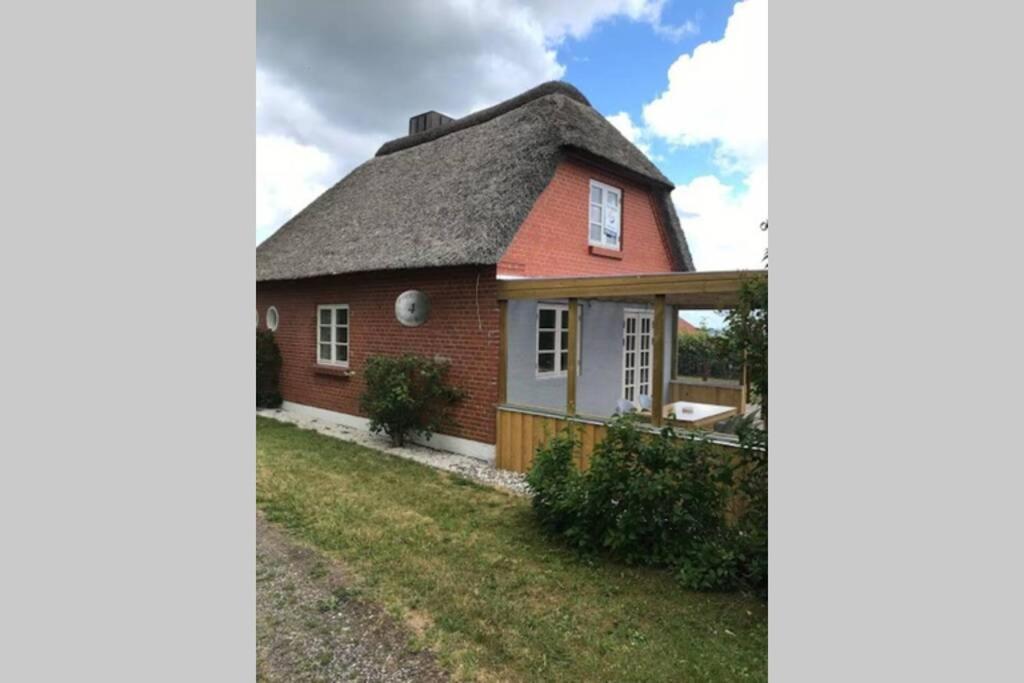 Thatched Holiday Home In Struer, Jutland With A View Экстерьер фото